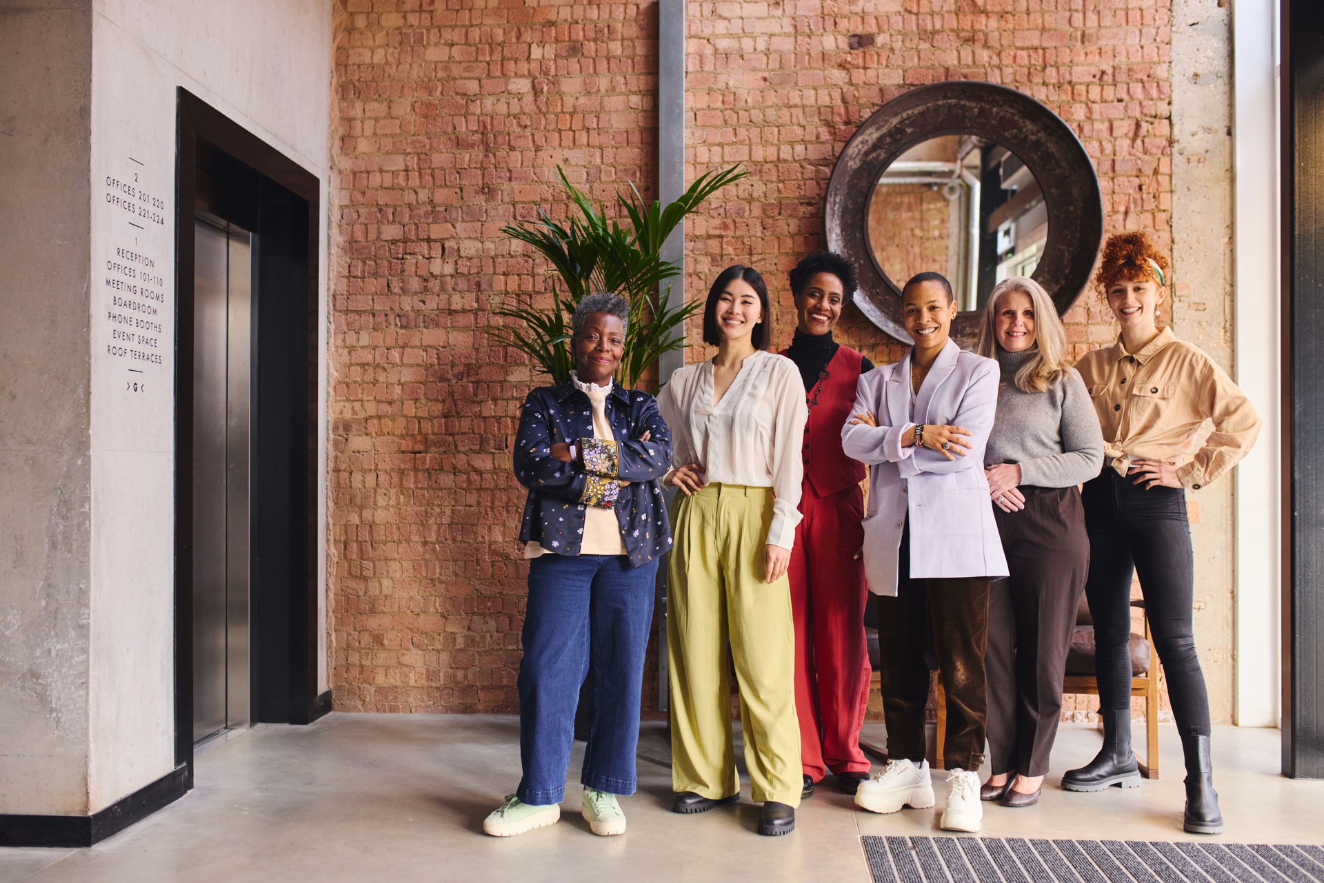 Portrait à l’occasion de la Journée internationale de la femme d’une tranche d’âge multiethnique unie et mixte dans les affaires